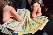 Экономист о влиянии санкций на Мосбиржу: «Не надо покупать доллары за 200 рублей и кусать локти»
