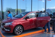 «АвтоВАЗ» представил новую модель автомобиля Lada Iskra на ПМЭФ