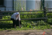 Губернатор Евгений Куйвашев пообещал лично засыпать яму перед домом 100-летнего ветерана
