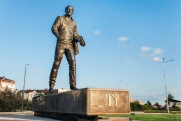 В свердловском городе установили памятник легендарному бизнесмену
