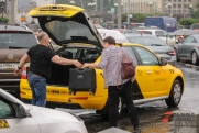 Депутаты предложили запретить таксистам повышать цены на поездки в выходные и праздники