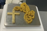 Золотой крест, перстни с драгоценными камнями на 4 млн рублей изъяли в Тюмени у контрабандистов