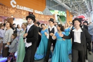 Бал, флешмоб и праздничное шествие: как на выставке «Россия» отпраздновали юбилей Пушкина