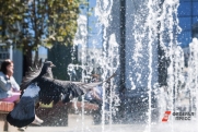 Коммунальщики в Донбассе отремонтировали городской фонтан с помощью скотча
