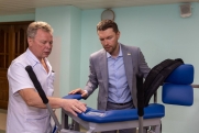 Депутат Алексей Вихарев передал свердловскому онкоцентру тренажер для реабилитации тяжелобольных пациентов