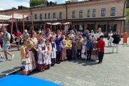 В восьми городах России прошел флешмоб национальных костюмов