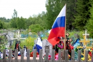 Жителей Лысьвы возмутил деревянный ящик, в котором похоронили участника СВО