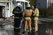 В Барнауле полыхает сауна: огонь охватил сотни «квадратов»