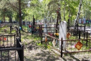 Неизвестные вандалы устроили погром на кладбище в Кузбассе