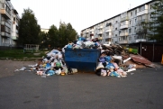 Жители Псковской области продолжают жаловаться на горы отходов во дворах