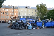 Псков погружается в мусорный апокалипсис: горы отходов растут и не вывозятся неделями
