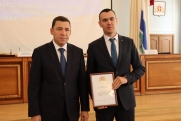Свердловский губернатор и шеф полиции наградили сотрудников службы безопасности РМК за спасение заблудившихся детей