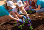Познавать мир через природу: в сенсорном саду Муравленко организуют занятия для детей и пожилых людей