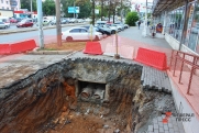 На центральной площади Сургута грунт провалился на два метра