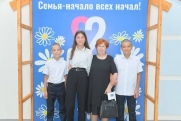 Омский губернатор Хоценко поздравил лауреатов премии «Семья года»