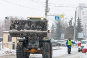 Заваленные снегом тротуары и дороги Нового Уренгоя мешают пешеходам и проезду спецтехники