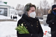 В Новгородской области юнармейцы и «Движение Первых» дарили цветы женщинам на улице