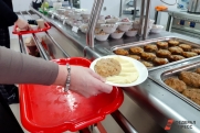 В пермской школе повар помыла несъеденные котлеты: родители возмущены, столовую проверяют