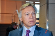 Селфи на фоне гроба: Пушкова возмутили фотосессии на похоронах папы римского