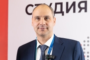 Новую пиарщицу Дениса Паслера представили коллективу, но она еще ждет согласования