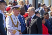 Владимир Путин встретил зарубежных гостей на Красной площади