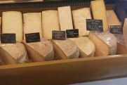 В Екатеринбурге у поставщика сыров для элитных ресторанов изъяли продукцию: делал в подвале