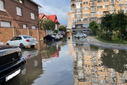 Из-за дождя ушли под воду дворы в Ноябрьске: «Это же море»