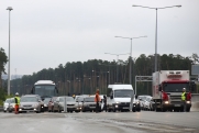 Петербуржцы вновь жалуются на пробку на КАД перед вантовым мостом
