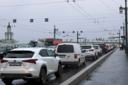 Автомобилисты утром застряли в бордовой пробке на Октябрьской набережной в Петербурге