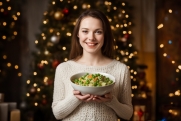 От классики к здоровому питанию: названы главные тренды праздничного стола на Новый год