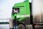 Замерзающему на трассе китайскому дальнобойщику помогли тюменские автоинспекторы