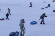 В омском парке за катание с горки нужно заплатить