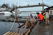 «Церковь не призывает окунаться в проруби в мороз»: священник рассказал, как провести праздник Крещения