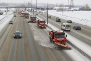 Сотни единиц коммунальной техники борются с последствиями снегопада на свердловских трассах