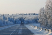 Водителям советуют воздержаться от дальних поездок, а рейсы в Тюмень отменили: риски морозов