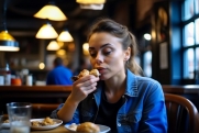 Нутрициолог объяснила, можно ли заменить мясо протеиновыми батончиками
