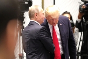 В Пальмовой комнате Белого дома заметили совместное фото Путина и Трампа