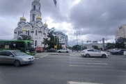 Трагедия на Малышева: в память о жертвах ДТП в Екатеринбурге к храму «Большой Златоуст» несут цветы