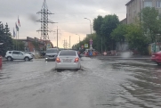 После ночной грозы Тюмень вновь затопило, а дороги превратились в реки