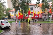 После воскресного ливня затопило Тюмень: воды по колено, машины плавают