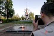 Полуголый подросток катался на самокате по мемориалу Вечного огня в Югре: хайп на осквернении