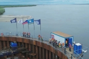 Новый этап строительства Ленского моста: в русло вывели коффердам весом более 4 тысяч тонн