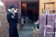 В свердловском гараже нашли склад поддельного алкоголя и сигарет