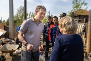 Екатеринбургский депутат Вихарев помогает Ирбиту справиться с последствиями паводка