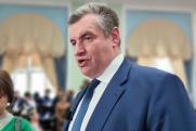 Автомобиль лидера ЛДПР Слуцкого попал в ДТП с мотоциклистом в Москве