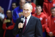 Путин поздравил россиян с Днем строителя, Медведев предсказал гибель Украины без смены лидера: главное за сутки