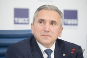 Новые дороги в селах и помощь погорельцам: Александр Моор провел личный прием граждан