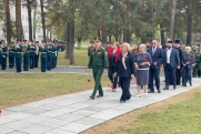 Людмила Бабушкина возложила цветы к мемориалу павшим воинам и обсудила поддержку семей участников СВО