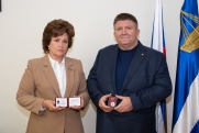 «Понимаешь – все не зря»: знак «За волонтерство и милосердие» вручили тюменскому депутату