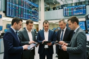 Индексы МосБиржи и РТС отступили в начале основных торгов